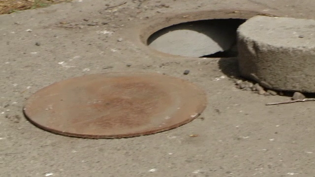 Descoperire macabra intr-un canal din Iasi. Un muncitor a inghetat de spaima dupa ce a ridicat capacul si a coborat in apa