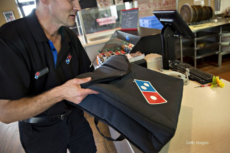 O asistenta medicala care lucra tura de noapte a mers sa comande o pizza. Ce biletel nepoliticos a primit insa in schimb