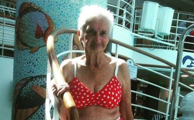 Dovada ca nu esti niciodata prea batran ca sa porti un costum de baie. Gestul facut de o femeie de 90 de ani
