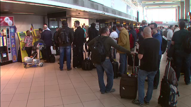 Cozi uriase la Aeroportul Henri Coanda. Zecile de mii de pasageri ajung sa astepte si doua ore un taxi dintr-un motiv absurd