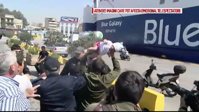 Imagini socante intr-un port din Grecia. Gestul extrem facut de un refugiat, dupa ce a smuls un bebelus din bratele mamei