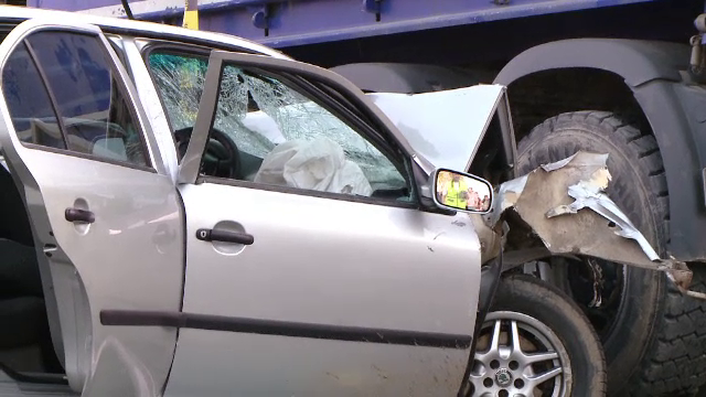 Final dramatic pentru un barbat de 31 de ani din Timis. Ce s-a intamplat dupa ce a intrat cu masina intr-un camion