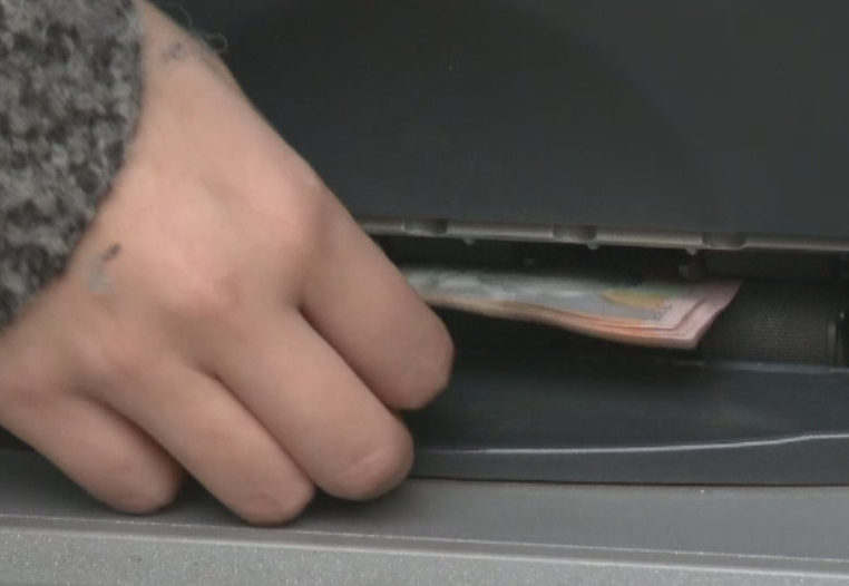 Laptopuri, telefoane, bani si bijuterii, gasite la perchezitii efectuate la suspecti de furturi din bancomate. Cum operau