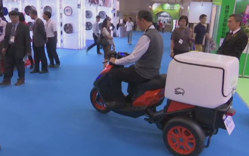 Caruciorul electric care te urmareste printre rafturile de la supermarket, prezentat la targul de la Taipei