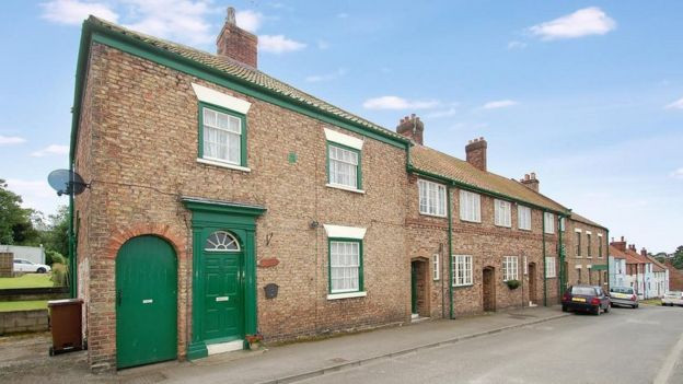 Un intreg sat, scos la vanzare pentru suma de 20 de milioane de lire sterline. Cine este proprietarul