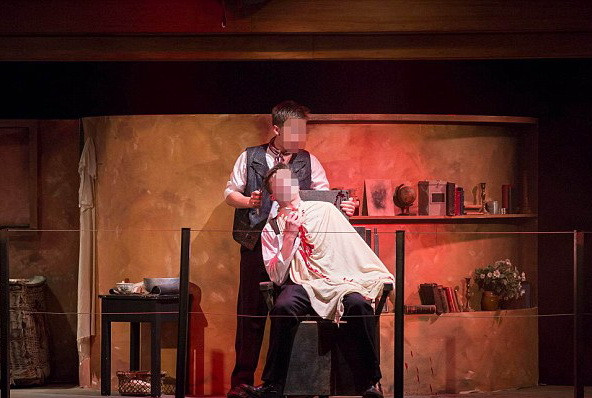 Scene socante in timpul unei piese de teatru de groaza. Doi tineri au ajuns la spital plini de sange. FOTO