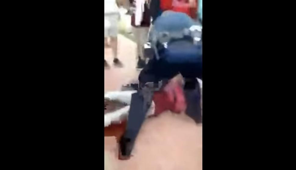 Politist investigat dupa ce a trantit la pamant o eleva si a incatusat-o in fata colegilor, la scoala. Ce ar fi facut tanara