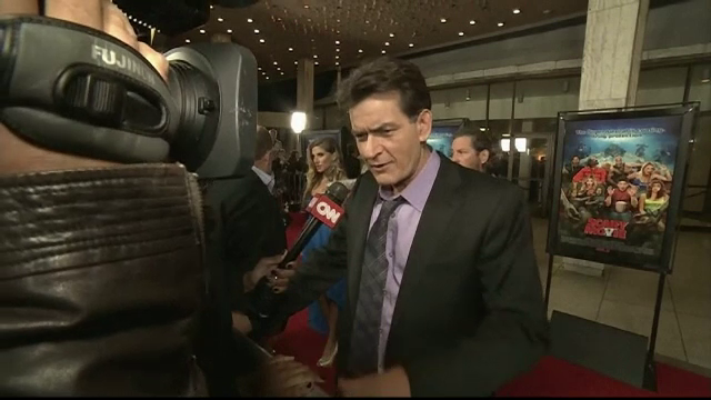 Charlie Sheen, anchetat de politie dupa ce ar fi amenintat-o pe fosta logodnica. Anchetatorii ii vor perchezitiona casa