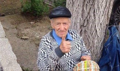 Il gasesti zilnic intr-o intersectie din Capitala. Povestea acestui batran a impresionat mii de oameni