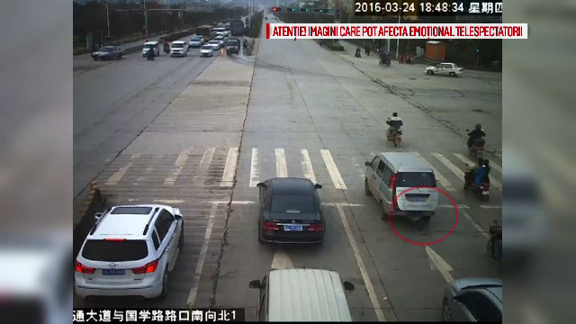 Imagini socante dintr-o intersectie din China. Ce s-a intamplat dupa ce un baietel a cazut din portbagajul masinii