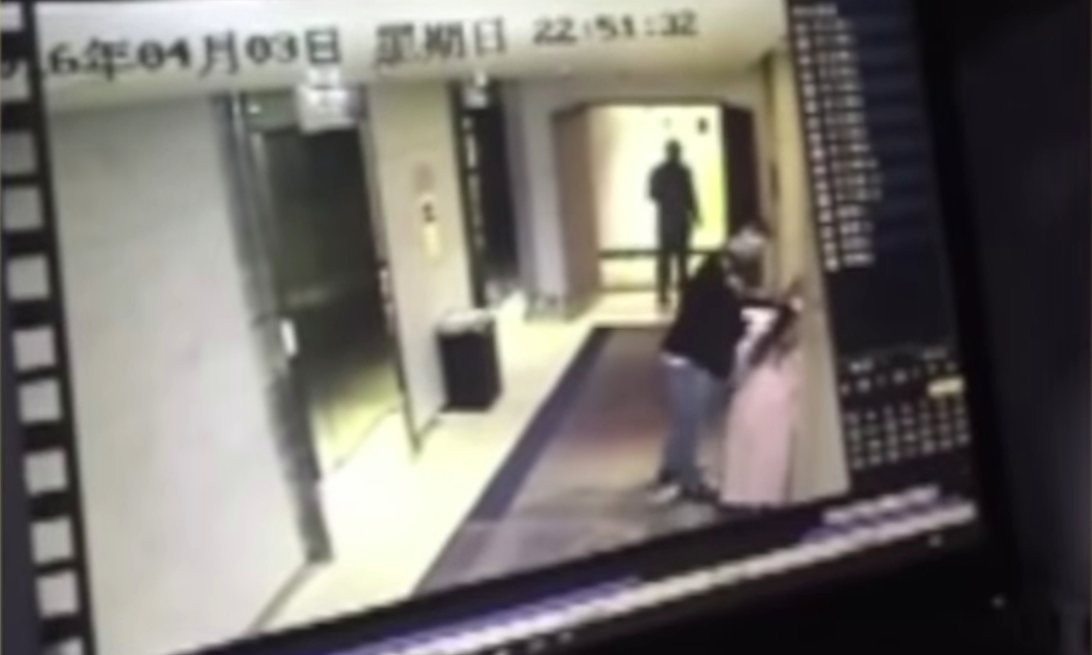 Momentul in care o femeie este batuta de un strain intr-un hotel din Beijing. De ce nu au intervenit martorii. VIDEO