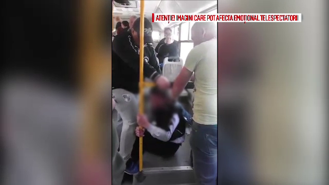 Barbatul batut intr-un autobuz, pentru ca ar fi furat un telefon, este nevinovat. Cati ani de inchisoare risca agresorii