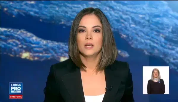 Ziua internationala a romilor, sarbatorita la Sibiu. Oamenii au iesit pe strada si au aruncat cu flori in apa