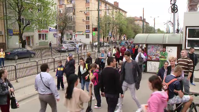 Intr-un oras din Romania, oamenii au ajuns sa se apare de hoti cu portavocea. Un calator i-a filmat "in actiune", in tramvai