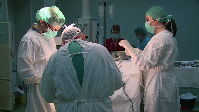 Premiera in Romania: medicii au facut prima operatie pe creier cu o pacienta treaza. Ce a facut femeia in timpul interventiei