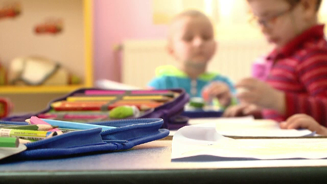 Legea care simplifica procedura de adoptie, promulgata de Klaus Iohannis. Beneficiul pe care il vor avea parintii adoptivi