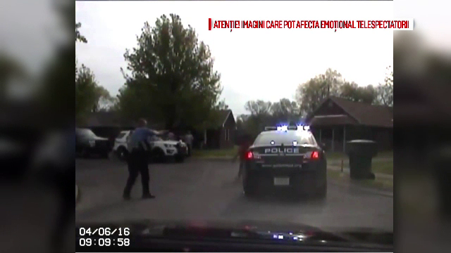 Scene socante in Statele Unite: un politist a impuscat mortal o femeie, care il ameninta cu un topor. Ce s-a intamplat apoi