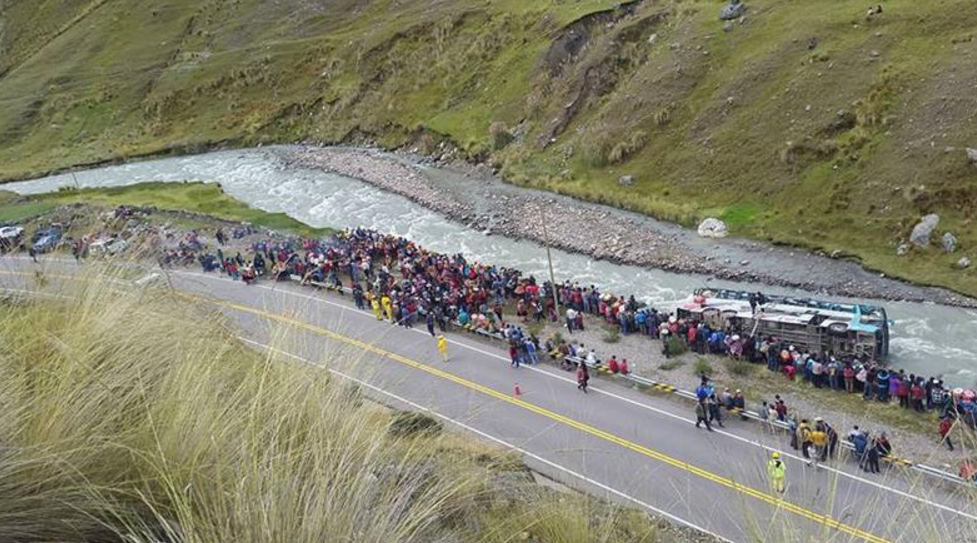 Tragedie in Peru. Cel putin 23 de morti, dupa ce un autocar plin cu pasageri s-a prabusit intr-un rau