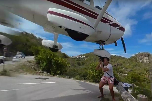 A vrut sa fotografieze de aproape momentul in care un avion aterizeaza pe o pista periculoasa. Urmarea a fost filmata: VIDEO