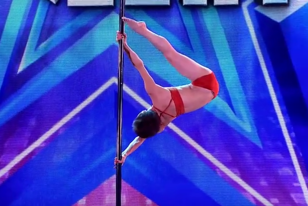 Are 70 de ani, dar toata lumea a incremenit cand si-a dat jos halatul. Ce a facut aceasta femeie la "Italia are Talent"