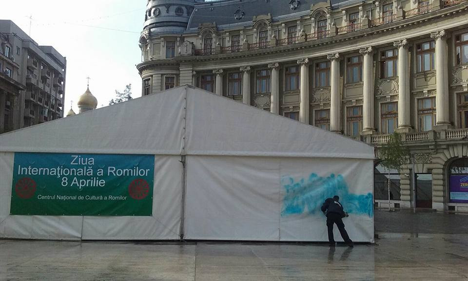 Cort vandalizat cu mesaje rasiste, de Ziua Internationala a Romilor. Reactiile autoritatilor