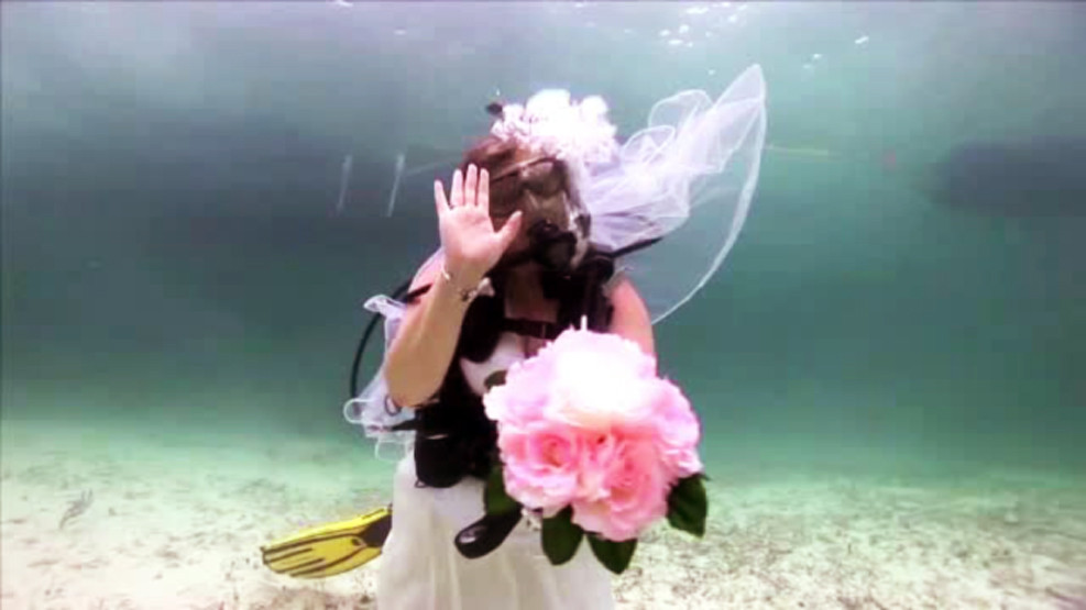 Nunta subacvatica, cea mai noua moda printre indragostiti. Metoda prin care mirii pot vorbi cu preotul