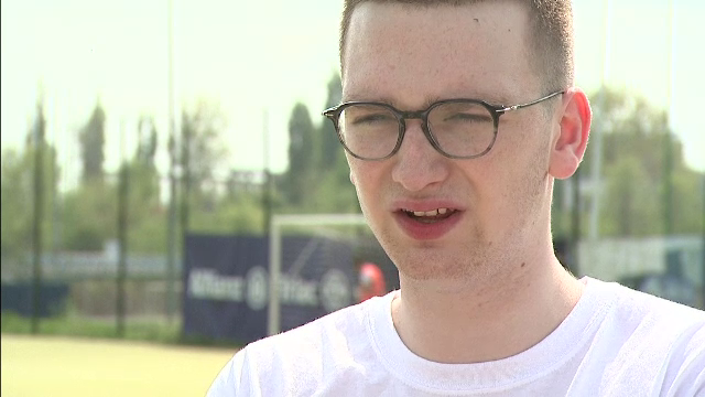 Un francez de 19 ani si-a propus sa ii invete pe copiii din Ferentari ce este fericirea. Cum isi explica gestul