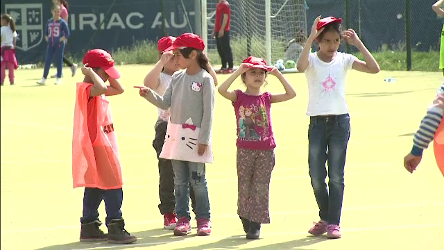 copii pe terenul de fotbal