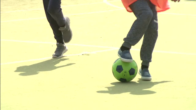 copii pe terenul de fotbal