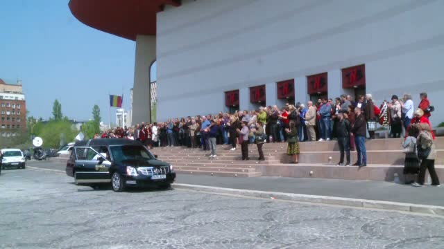 Sute de colegi, studenti si admiratori si-au luat ramas bun de la Mircea Albulescu. "Va ramane unicat in istoria teatrului"