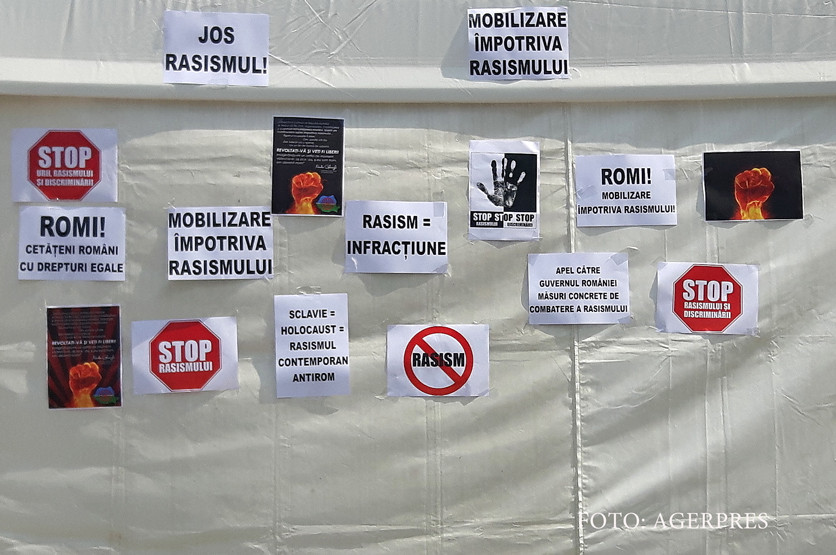 manifest impotriva rasismului dupa ce pe un cort instalat in centrul Capitalei, in care se desfasoara activitati ce sarbatoresc Ziua Internationala a Romilor, au fot scrise mesaje rasiste
