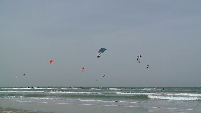 Romanii dornici de adrenalina au testat vantul la malul marii. Cum s-au distrat pasionatii de kite surfing: "Da dependenta"