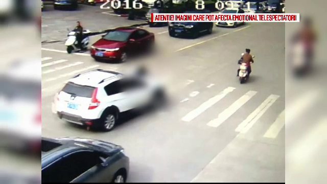 Accident infiorator in China. Ce a patit o batrana dupa ce a intrat intr-o intersectie fara sa se asigure