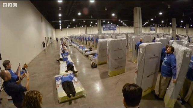 Recordul bizar batut de 1200 de oameni. Cum arata "domino-ul uman cu saltele": VIDEO