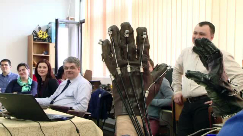 Un profesor din Iasi a creat prima mana robotica pentru persoanele paralizate. Ce s-a intamplat cu cei care au testat-o