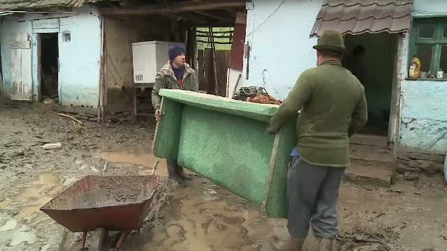 Dezastru provocat de inundatii in vestul tarii: zeci de case sunt pline cu noroi. Un barbat s-a salvat sarind pe geam