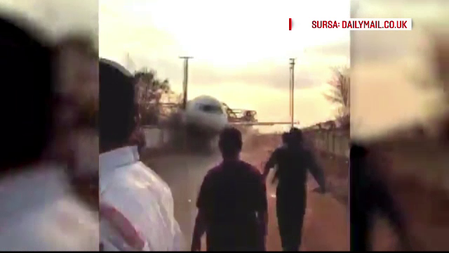 Momentul in care un avion se prabuseste langa niste muncitori indieni. Aeronava era suspendata de o macara