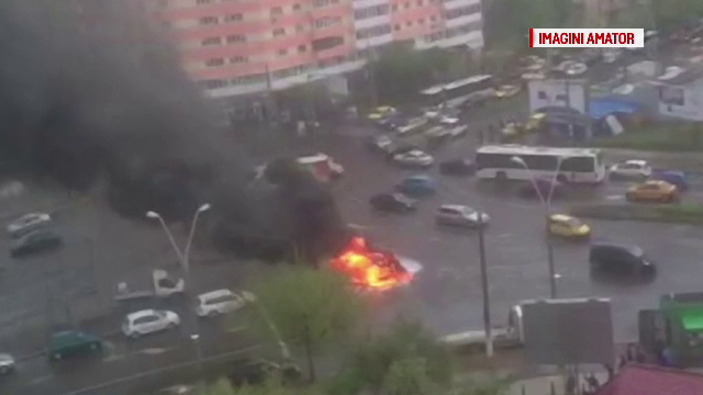 O masina a ars ca o torta, intr-o zona aglomerata din Capitala, dupa un accident in trafic. SIMULARE GRAFICA