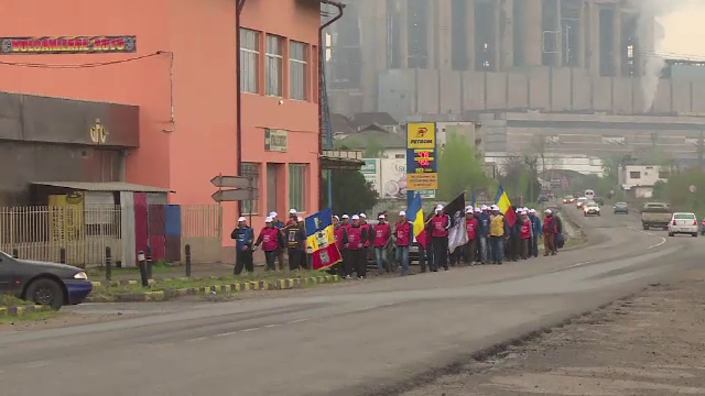 "Mineriada de catifea" a angajatilor de la Complexul Energetic Oltenia. Zeci de mineri au pornit in mars spre Bucuresti