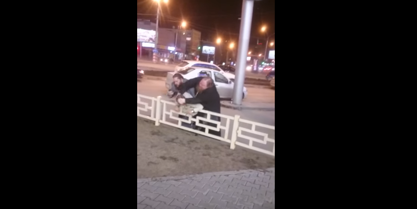 Un fost preot a luat la bataie un om de afaceri din cauza unui loc de parcare. Imaginile surprinse la un mall din Rusia