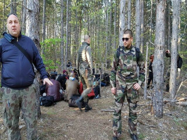 Migranti legati la maini de militiile civile bulgare, la granita cu Turcia. Imaginile care au revoltat ONG-urile. VIDEO