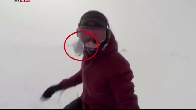 Urmarita de un urs in timp ce se dadea cu snowboard-ul. Tanara e acuzata ca filmuletul postat online e fals