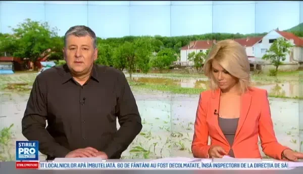 Dezastru provocat de inundatii in vestul tarii: zeci de case sunt pline cu noroi. Un barbat s-a salvat sarind pe geam