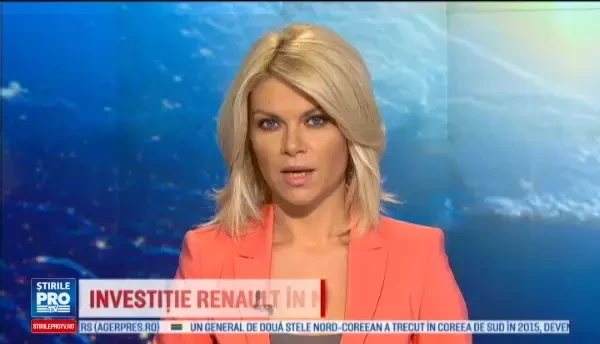 Momentul in care un avion se prabuseste langa niste muncitori indieni. Aeronava era suspendata de o macara