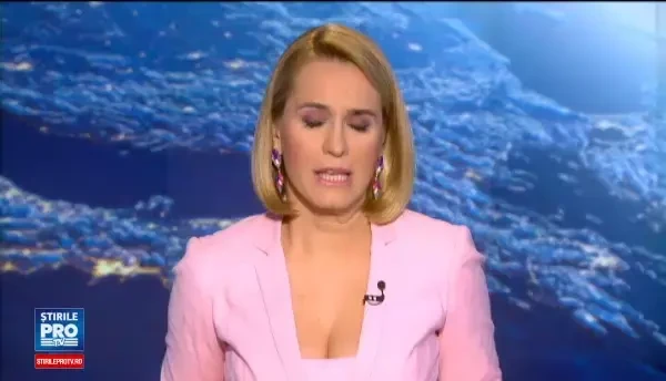 Clipul zilei. Un barbat se joaca cu un leu in piscina. Imaginile despre care The Telegraph spune ca au fost filmate in Romania