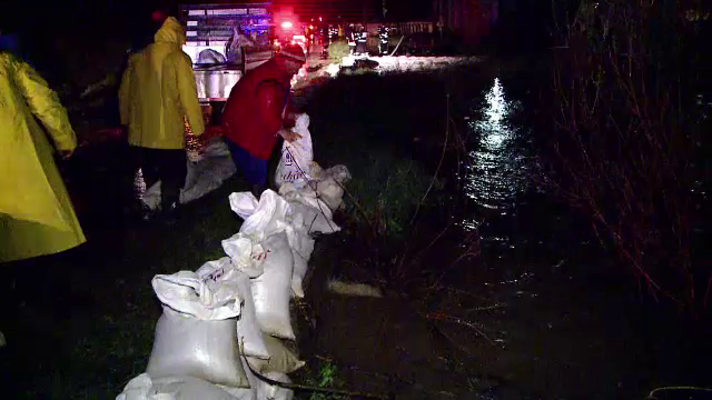 Inundatii puternice in judetul Brasov, dupa ce a plouat incontinuu 24 de ore. Un parau s-a revarsat pe un teren agricol