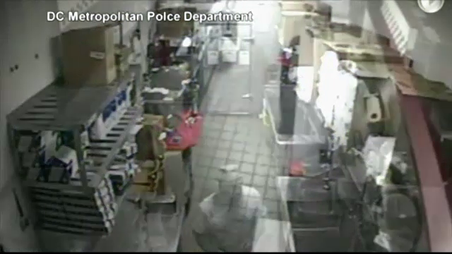 A intrat intr-un restaurant inchis, iar ce s-a intamplat mai departe este incredibil. Ce au surprins camerele de supraveghere