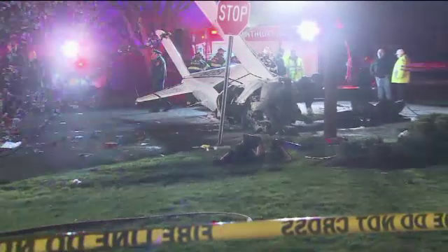 Un avion de mici dimensiuni s-a prabusit intr-un cartier rezidential din New York. La bord se aflau doua persoane