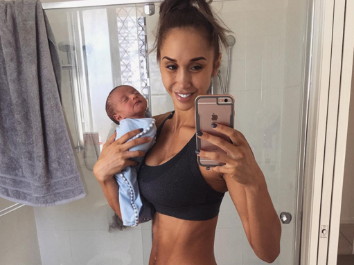 Modelul care a uimit cu abdomenul ei in timpul sarcinii starneste noi controverse. "Copilul e mai important decat un selfie"