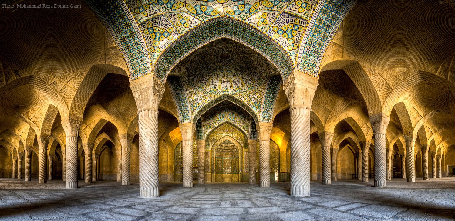 Moscheea Vakil din Shiraz, Iran, renumita pentru coloanele sale impresionante.